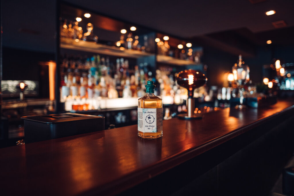 Cocktailbar Düsseldorf – Bar Dr. Pfeiffer mit Gin-Elixier auf der Bartheke